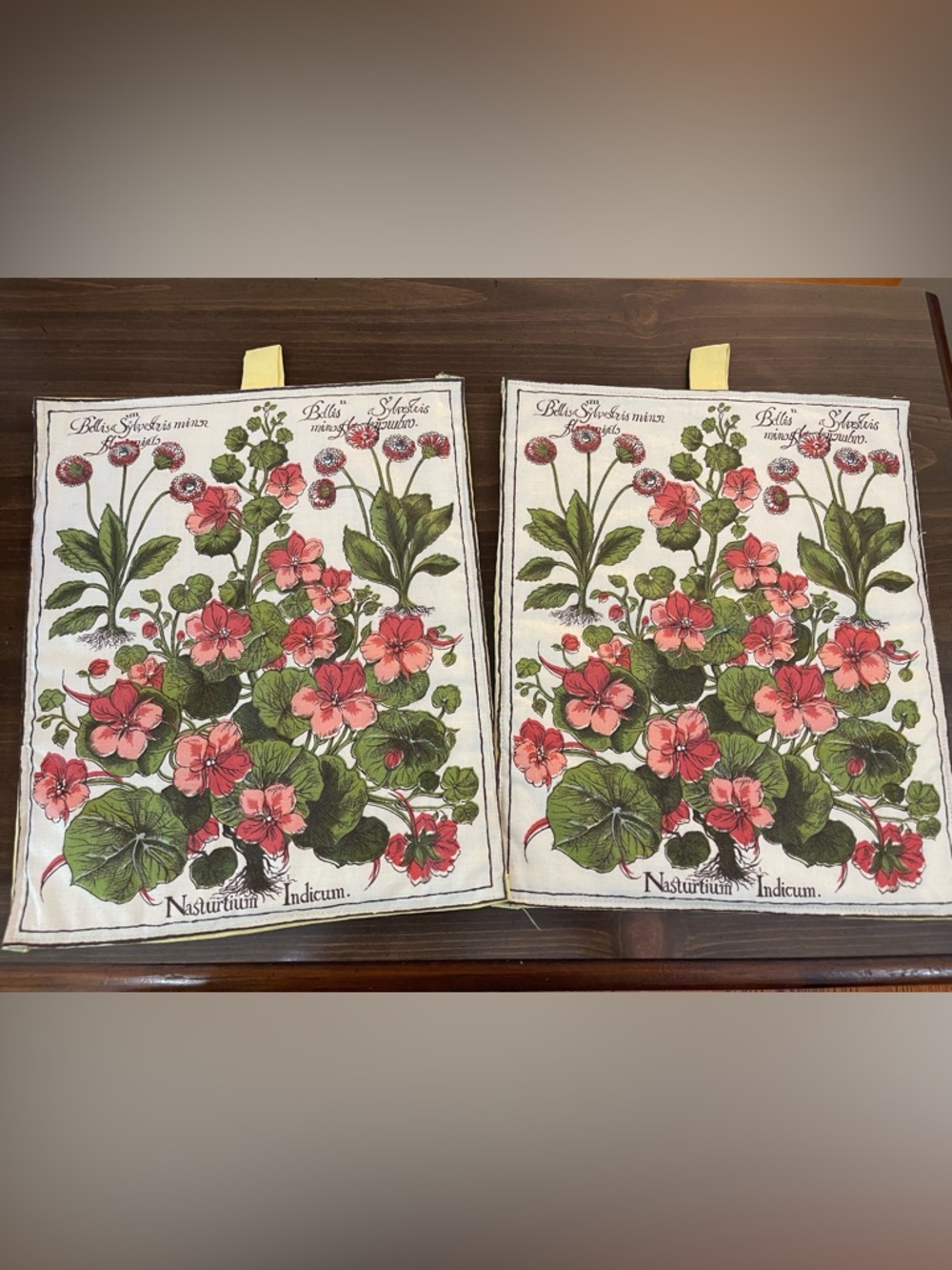Vintage Botanical 1970s fabric potholders/Hot pads set of 2‎ Grand Millenial